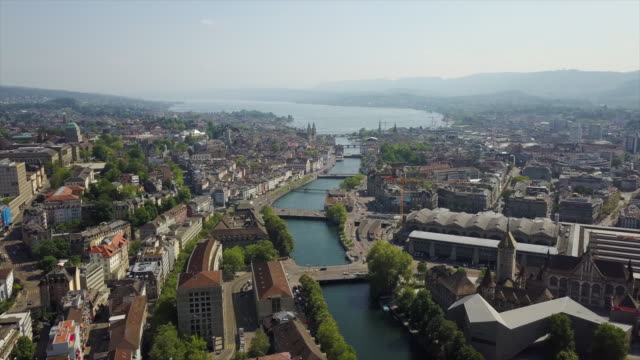 Sonniger-Himmel-zurich-Stadtbild-Zentrum-Fluss-Luft-Panorama-4k-Schweiz