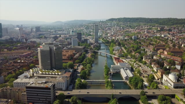 Sommertag-zurich-Innenstadt-Flussufer-Luftpanorama-4k-Schweiz