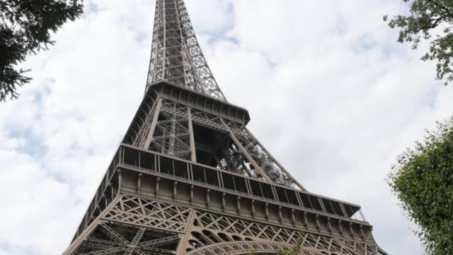 Eiffelturm-in-Paris-Frankreich-von-Tag-zu-Tag-vor-Himmel-und-Wolken-4-K-2160-p-30-fps-UHD-Footage---schöne-und-erkennbare-Eiffel-tower-4-K-3840-X-2160-UltraHD-Video