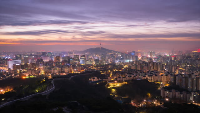 Zeit-Ablauf-schönen-Sonnenaufgang-von-Seoul,-Cityscapse-am-Inwangsan-Berg-in-Südkorea.