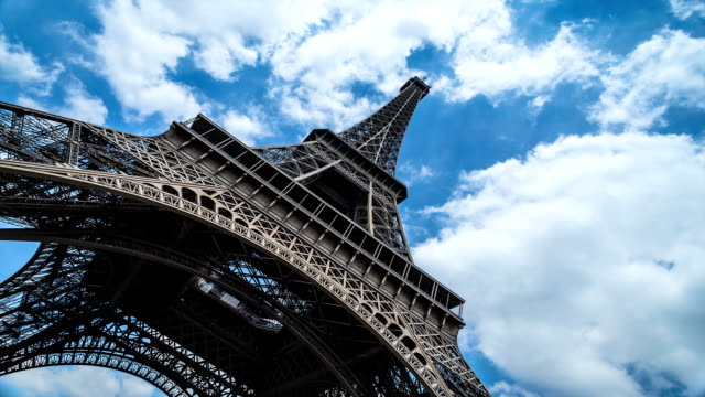 Eiffel-Turm-Zeitraffer-mit-Wolken-brewing-Sommer