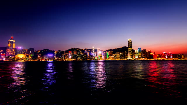 Hong-Kong,-China-–-Nov-15,2014:-Vom-Tag-zur-Nacht-von-der-atemberaubenden-Blick-auf-Victoria-Harbour-in-Hongkong,-China