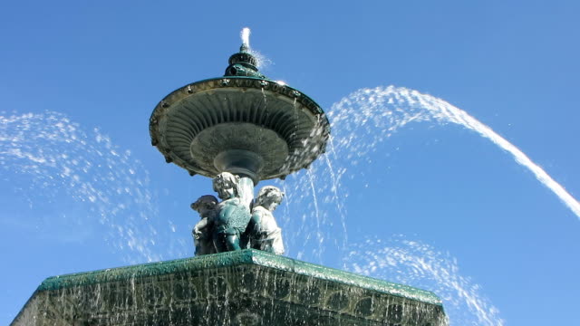 Beautiful-Fountain-in-Lisbon
