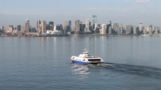 Vista-de-los-edificios-de-Vancouver-y-Commuter-Ferry