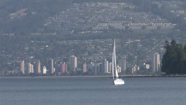 West-Vancouver-und-Segelschiff