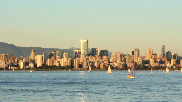 Skyline-von-Vancouver,-kleine-Segelboote