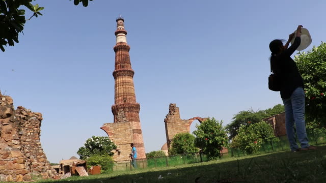 Qutub-Minar,-UNESCO-World-Heritage-Site,-Delhi