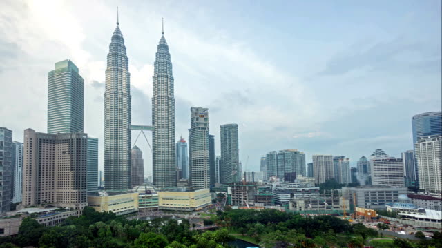 HD-Zeitraffer-Film-an-einem-wolkigen-hazy-Tag-im-Stadtzentrum-von-Kuala-Lumpur