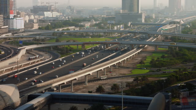 Zeitraffer-Aufnahme-der-Bewegung-auf-der-Straße-in-eine-Stadt,-Dubai,-Vereinigte-Arabische-Emirate