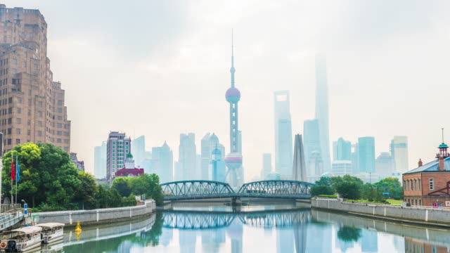 Time-lapse-photography-4K-Shanghai-bund-Garden-bridge-at-skyline