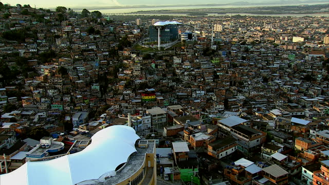 Toma-cenital-De-teleférico-De-Favela,-Rio-De-Janeiro,-Brasil