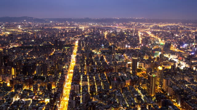 China-Taipei-101,-la-ciudad-por-la-noche