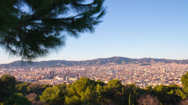 Luz-de-sol-panorama-de-la-ciudad-de-Barcelona-4-K-lapso-de-tiempo-de-España