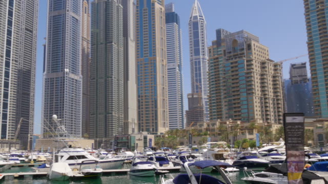dubai-marina-día-soleado-yacht-edificios-panorama-de-muelle-de-4-k,-Emiratos-Árabes-Unidos