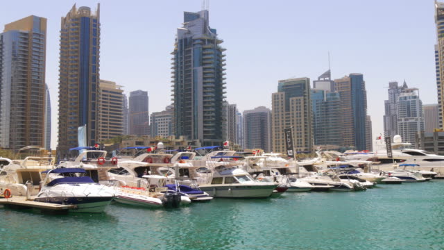 dubai-marina-de-yates-sol-del-golfo-panorama-de-muelle-de-4-k,-Emiratos-Árabes-Unidos