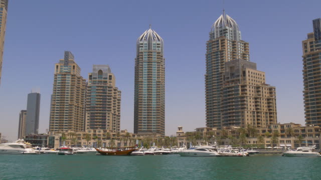 marina-de-dubai-de-luz-de-día-de-sol-vista-panorámica-al-Golfo,-4-k,-Emiratos-Árabes-Unidos