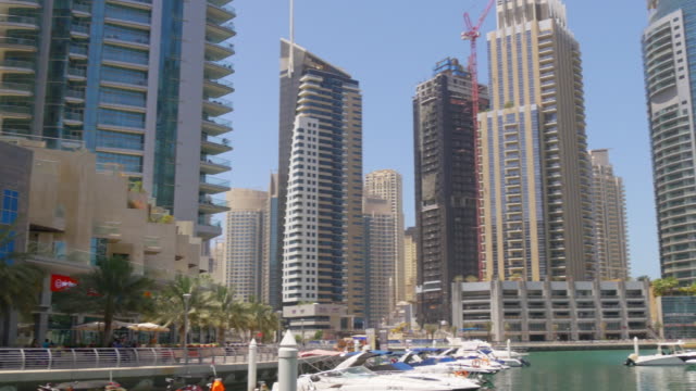 Muelle-y-Marina-de-dubai,-Emiratos-Árabes-Unidos-Alquiler-de-barcos-el-día-panorama-4-K