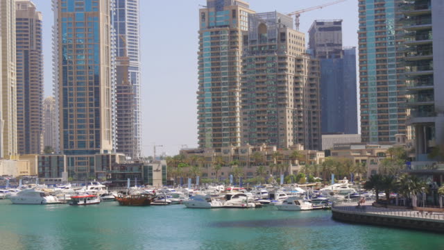 Marina-de-dubai,-Emiratos-Árabes-Unidos-luz-de-sol-vista-a-la-bahía,-a-Alquiler-de-barcos-muelle-4-K