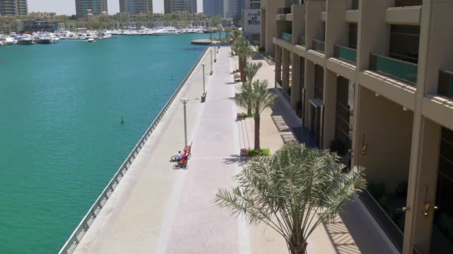 Marina-de-dubai,-Emiratos-Árabes-Unidos-día-soleado-vista-a-la-bahía-de-4-K
