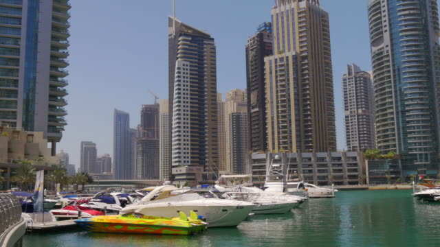 Sonniger-Tag-VAE-Dubai-Marina-Golf-Boote-Panorama-\"-4-k\"
