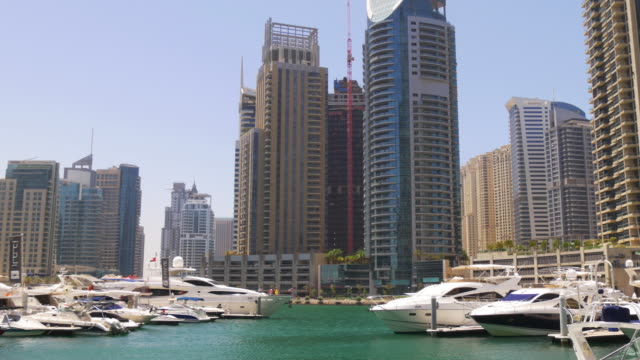 Emiratos-Árabes-Unidos-sol-luz-de-día-de-Dubai-Marina-barco-estacionamiento-panorama-4-K