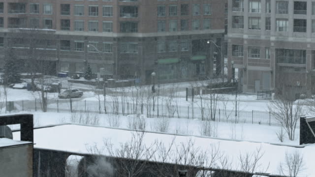 Menschen-arbeiten-im-Schnee-der-Innenstadt