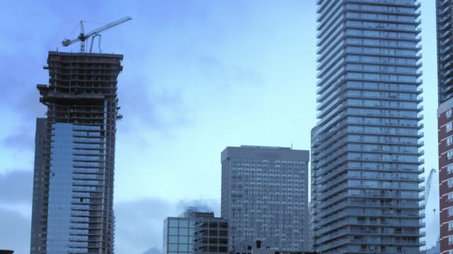 crane-building-a-tower