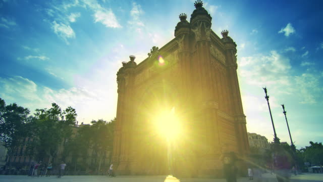 Barcelona-landmarks.-Sun-rays-in-Triumphal-arch-in-Barcelona,-Spain