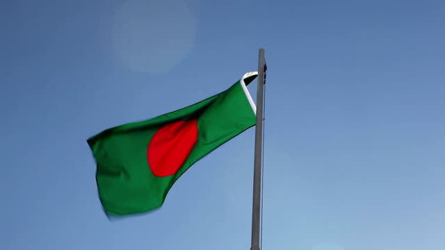 Textil-bandera-de-Bangladesh-en-un-asta-de-bandera