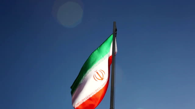 Bandera-Nacional-de-Irán-en-un-asta-de-bandera
