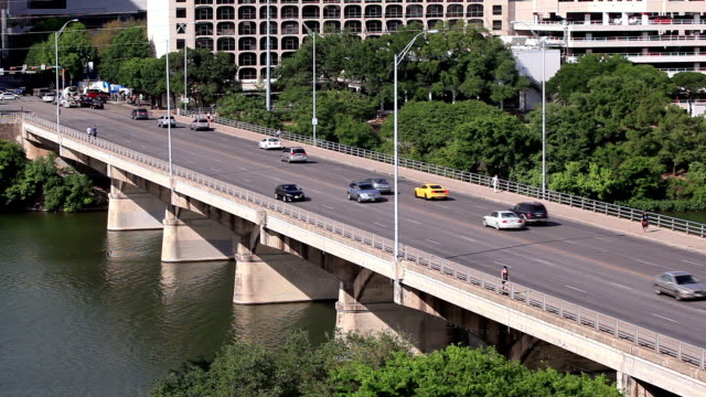Puente-sobre-el-río-Colorado-en-Austin,-Tx