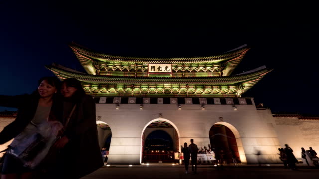 Lapso-de-tiempo-de-los-ciudadanos-y-los-turistas-por-puerta-Gwanghwamun-en-la-noche.-Seúl,-Corea-del-sur