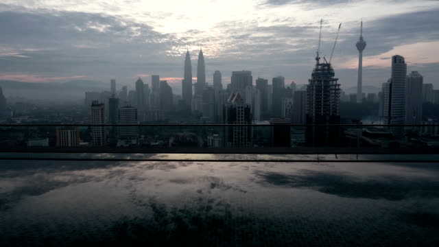 Timelapse-de-Kuala-Lumpur,-la-ciudad-vista-desde-la-piscina-en-la-azotea