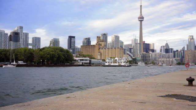 Blick-auf-den-Hafen-von-Toronto-mit-DerSkyline-der-Stadt-Sommer-2016