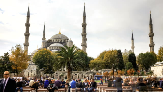 Touristen-gehen-in-Sultanahmet-Platz,-während-es-die-blaue-Moschee-in-Istanbul-Türkei-ist.