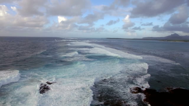 Foamy-waves-of-Indian-Ocean,-aerial-view