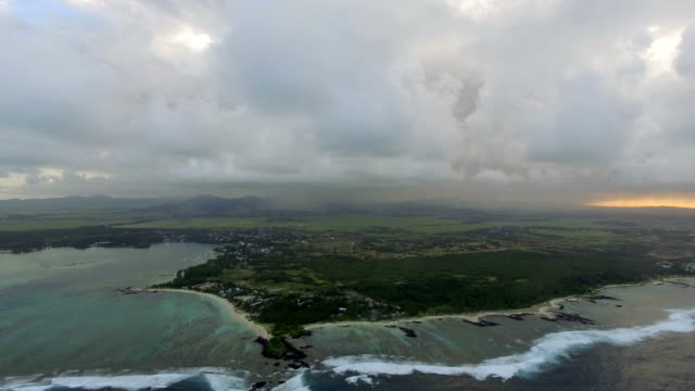 Flug-über-Mauritius-mit-seiner-blauen-Lagunen
