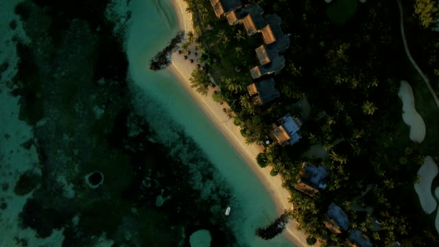 Aerial-shot-of-island-oceanfront-with-villas,-Mauritius
