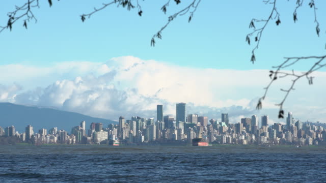 Vancouver-Skyline-a-través-de-English-Bay-4K-UHD