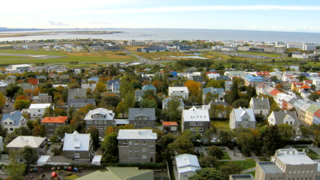 Panorama-von-Reykjavik-City-von-oben-im-Herbst,-Blick-auf-Dächer,-lokalen-Flughafen,-Atlantik