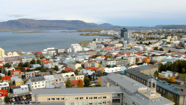 vista-superior-en-el-panorama-de-la-ciudad-de-Reikiavik-y-la-costa-del-océano-Atlántico,-montaña-Esja,-Isla-Videy