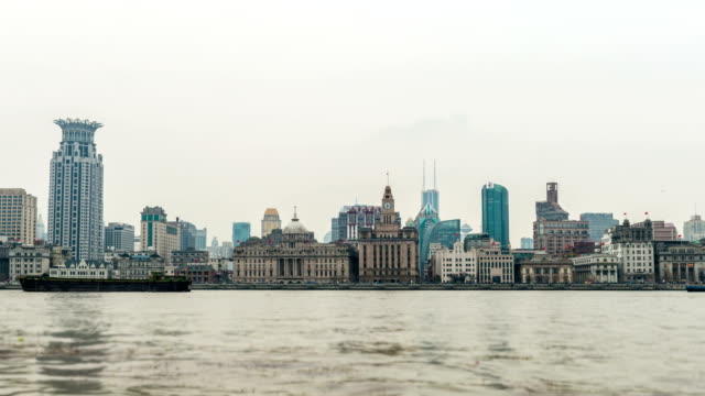Embarcaciones-fluviales-sobre-el-río-Huangpu-y-como-fondo-el-horizonte-de-la-parte-norte-de-Puxi