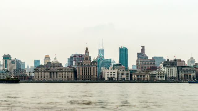 Flussschiffen-auf-dem-Huangpu-Fluss-und-im-Hintergrund-die-Skyline-des-nördlichen-Teils-von-Puxi