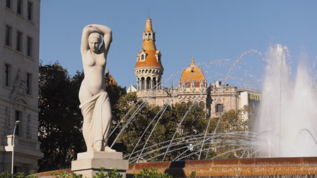 Statue-und-Brunnen-In-Placa-Plaza-Catalunya-Barcelona-Spanien