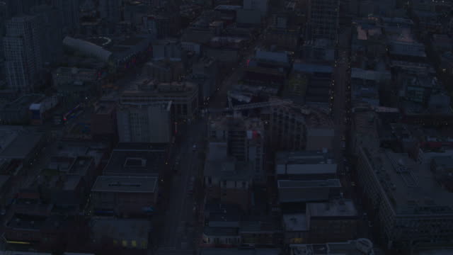 Vista-aérea-volando-sobre-el-centro-de-Vancouver-al-atardecer