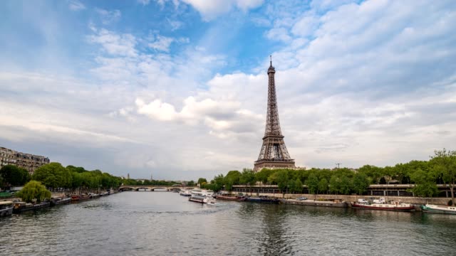 Paris-Stadt-Skyline-Zeitraffer-auf-Seine-und-Eiffelturm,-Paris,-Frankreich,-4K-Zeitraffer