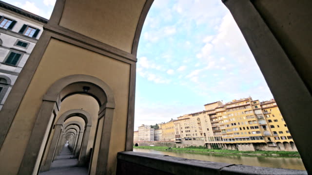 Brücke-Ponte-Vecchio-in-Florenz,-Italien.-Der-Ponte-Vecchio-(\"alte-Brücke\")-ist-eine-mittelalterliche-Stein-geschlossen-Spandrel-segmentale-Bogenbrücke-über-den-Arno-in-Florenz,-Italien.