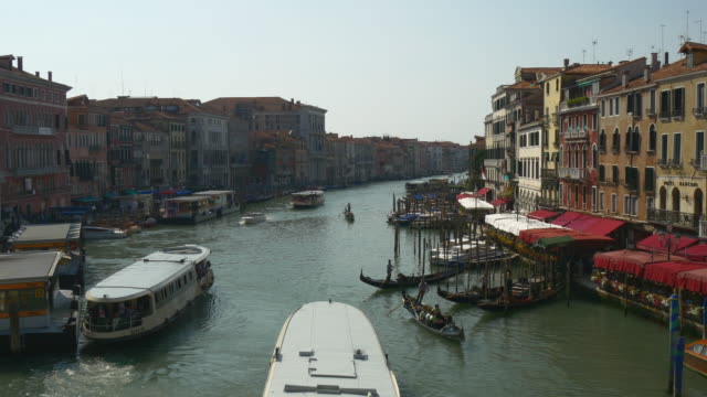 Italien-Sommer-Tag-Venedig-berühmten-Canal-grande-Wasser-Verkehr-Rialto-Brücke-Panorama-4k
