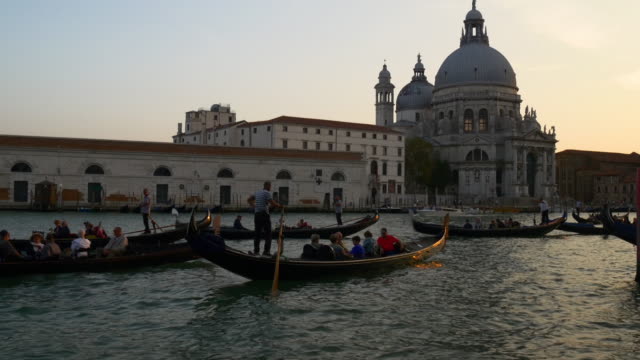 Italien-Sonnenuntergang-Zeit-Venedig-Santa-Maria-della-Salute-Basilika-Kanal-Gondel-Fahrt-Panorama-4k