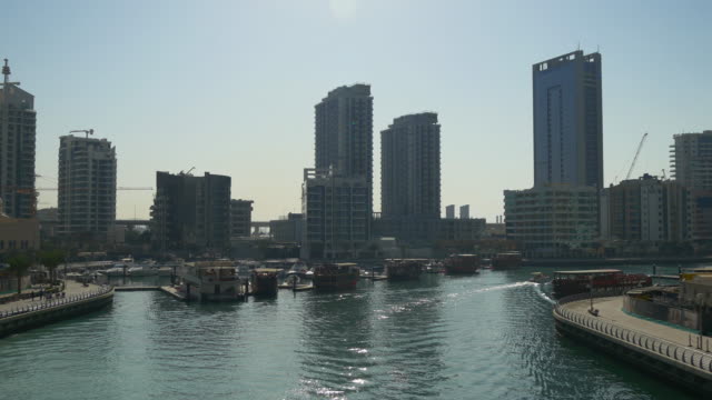 día-soleado-dubai-marina-yate-dock-canal-puente-panorama-4k-los-Emiratos-Árabes-Unidos